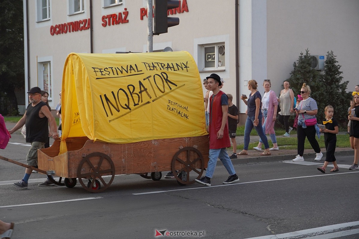 InQbator 2023: Barwna parada teatralnej trupy ulicami Ostrołęki [8.09.2023] - zdjęcie #50 - eOstroleka.pl