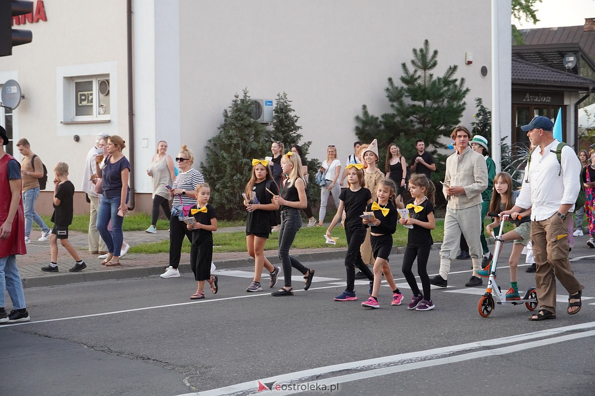 InQbator 2023: Barwna parada teatralnej trupy ulicami Ostrołęki [8.09.2023] - zdjęcie #51 - eOstroleka.pl