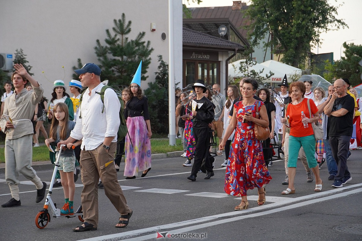 InQbator 2023: Barwna parada teatralnej trupy ulicami Ostrołęki [8.09.2023] - zdjęcie #53 - eOstroleka.pl