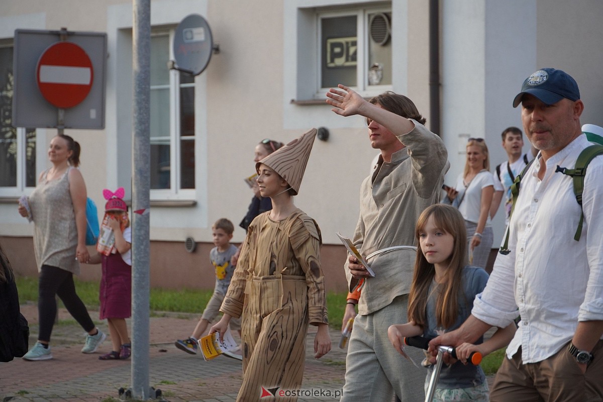 InQbator 2023: Barwna parada teatralnej trupy ulicami Ostrołęki [8.09.2023] - zdjęcie #52 - eOstroleka.pl