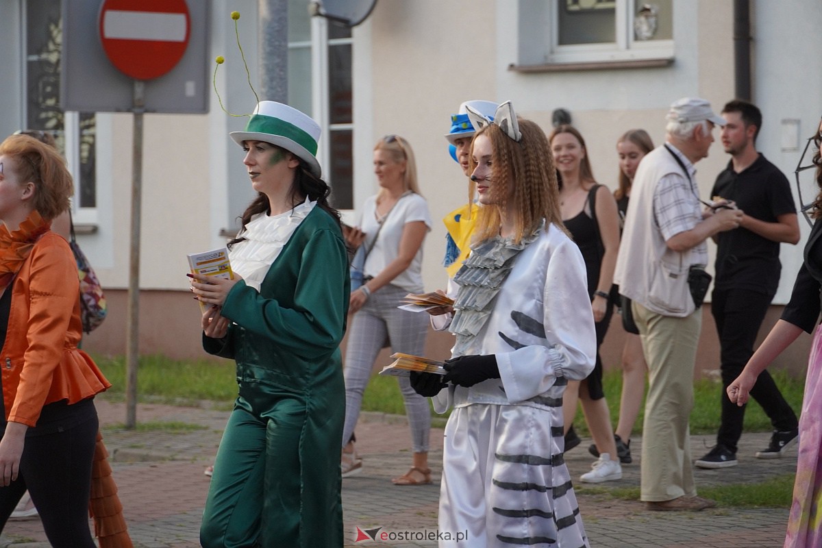 InQbator 2023: Barwna parada teatralnej trupy ulicami Ostrołęki [8.09.2023] - zdjęcie #51 - eOstroleka.pl