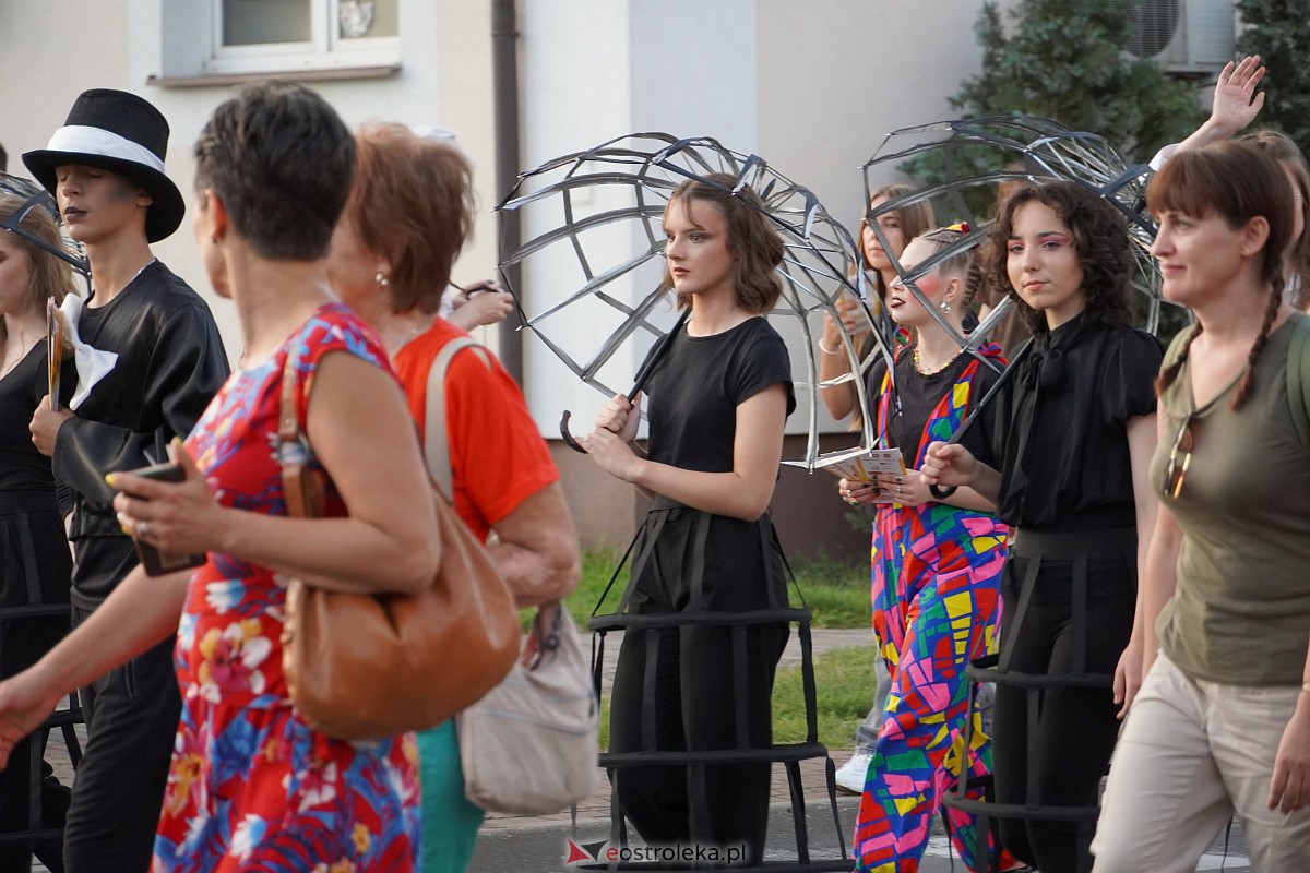InQbator 2023: Barwna parada teatralnej trupy ulicami Ostrołęki [8.09.2023] - zdjęcie #50 - eOstroleka.pl