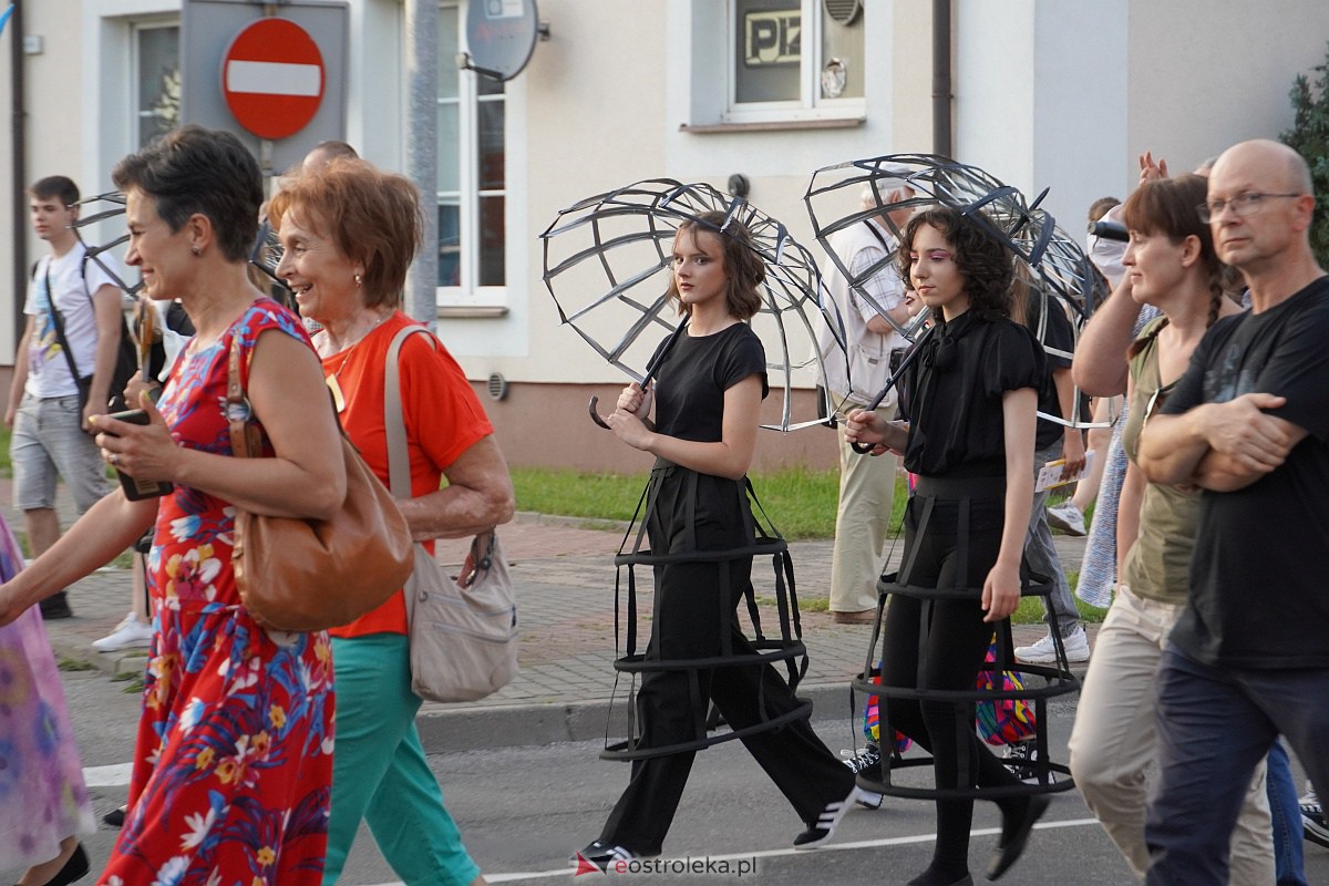 InQbator 2023: Barwna parada teatralnej trupy ulicami Ostrołęki [8.09.2023] - zdjęcie #57 - eOstroleka.pl