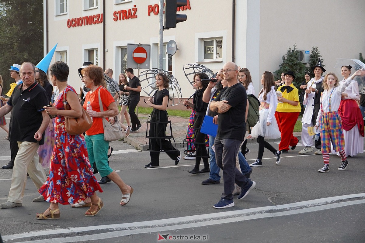 InQbator 2023: Barwna parada teatralnej trupy ulicami Ostrołęki [8.09.2023] - zdjęcie #58 - eOstroleka.pl