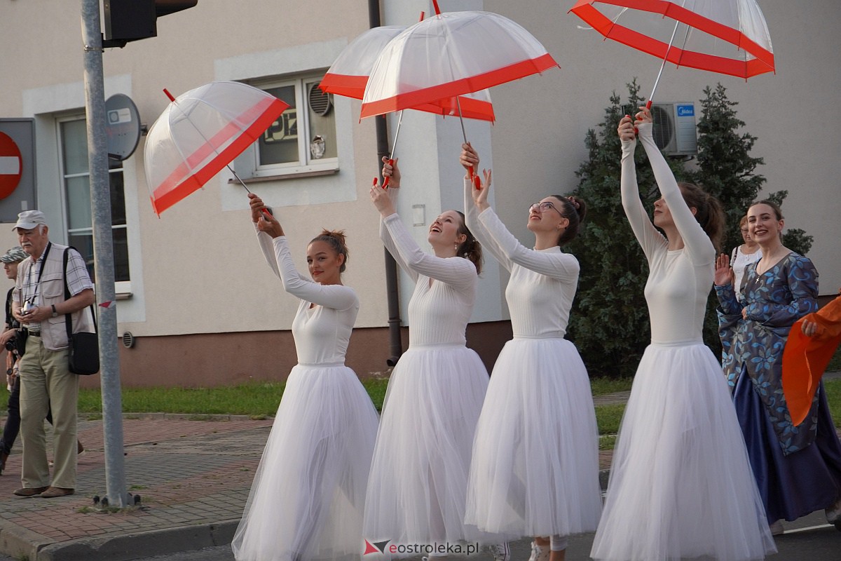 InQbator 2023: Barwna parada teatralnej trupy ulicami Ostrołęki [8.09.2023] - zdjęcie #62 - eOstroleka.pl