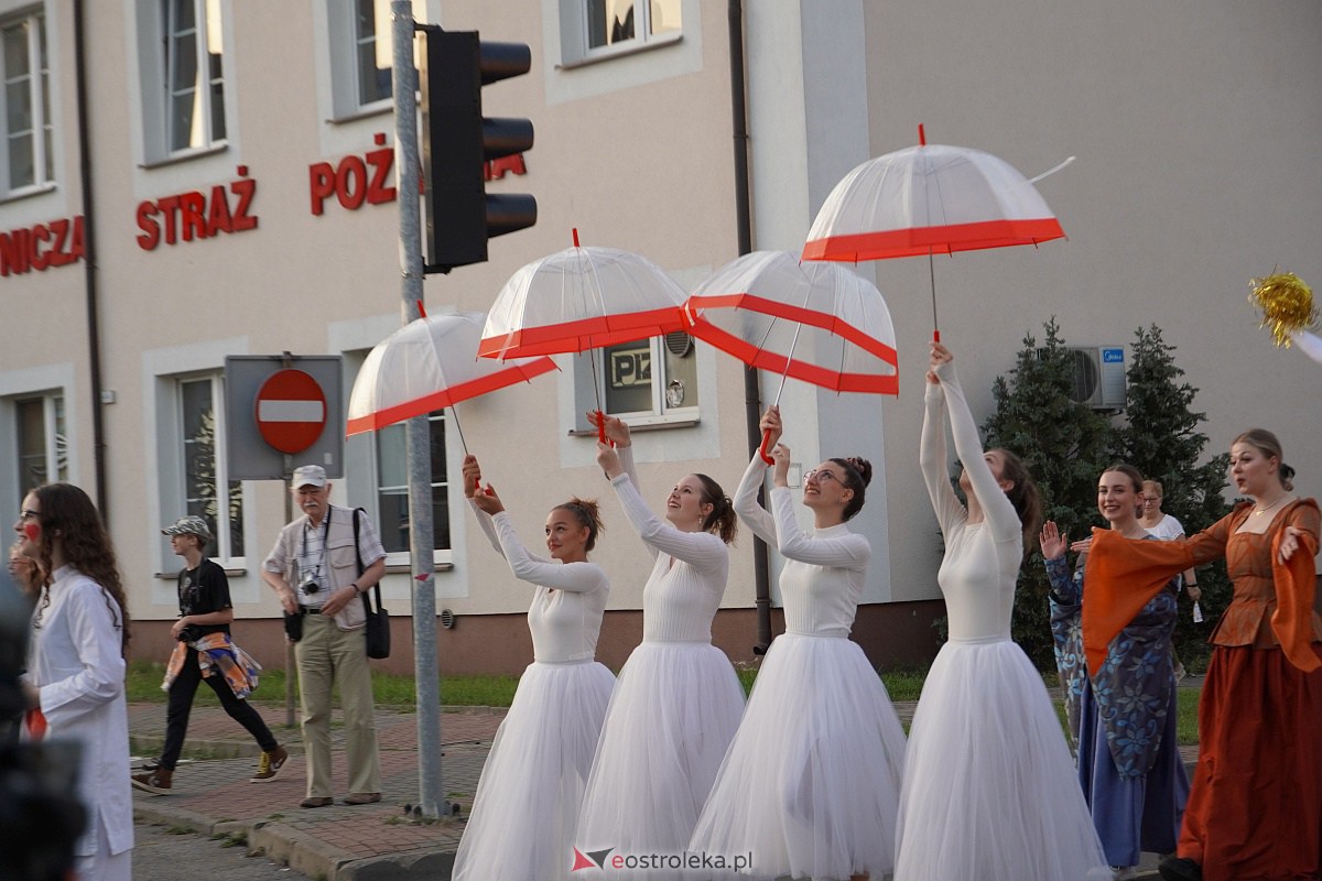 InQbator 2023: Barwna parada teatralnej trupy ulicami Ostrołęki [8.09.2023] - zdjęcie #63 - eOstroleka.pl