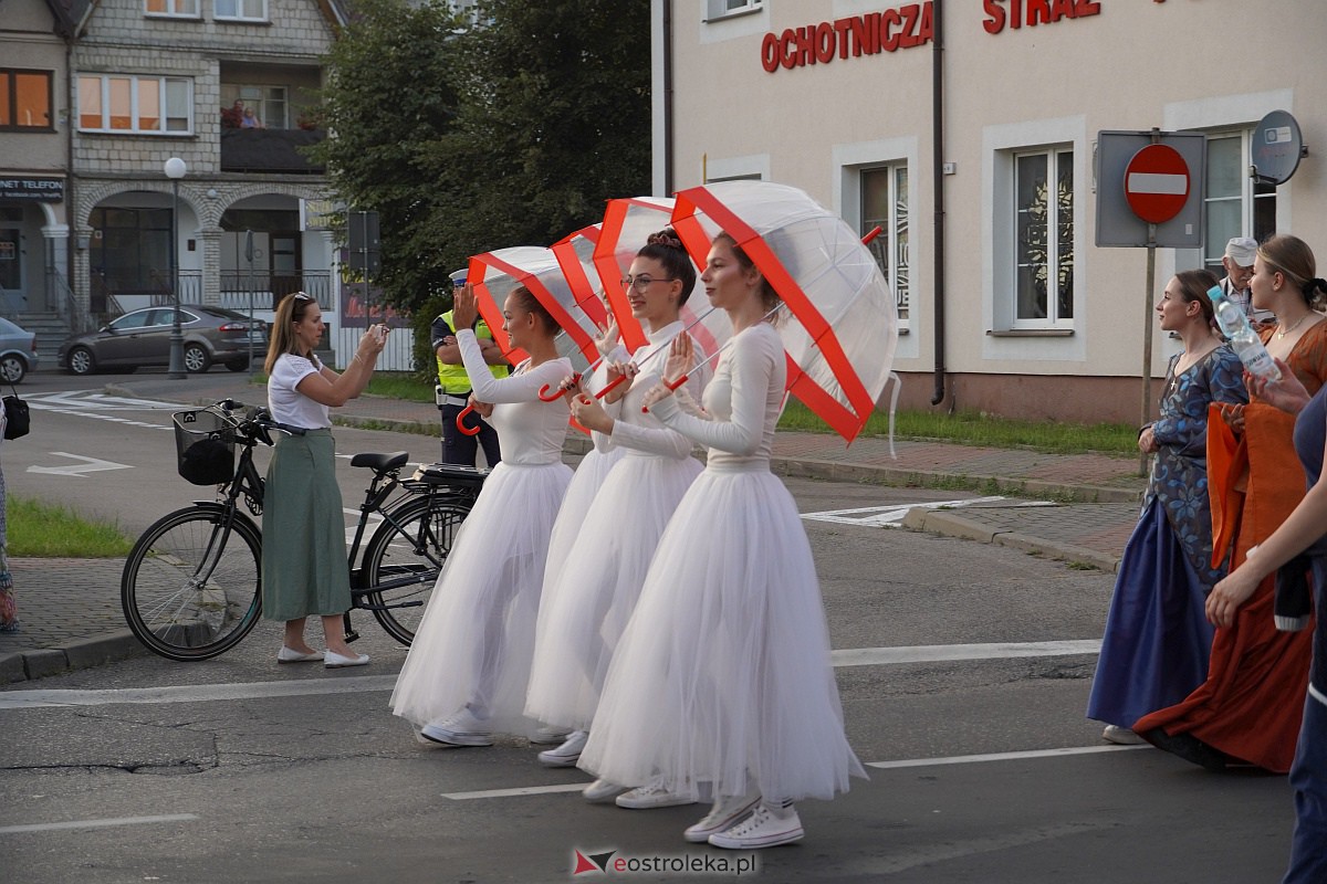 InQbator 2023: Barwna parada teatralnej trupy ulicami Ostrołęki [8.09.2023] - zdjęcie #42 - eOstroleka.pl