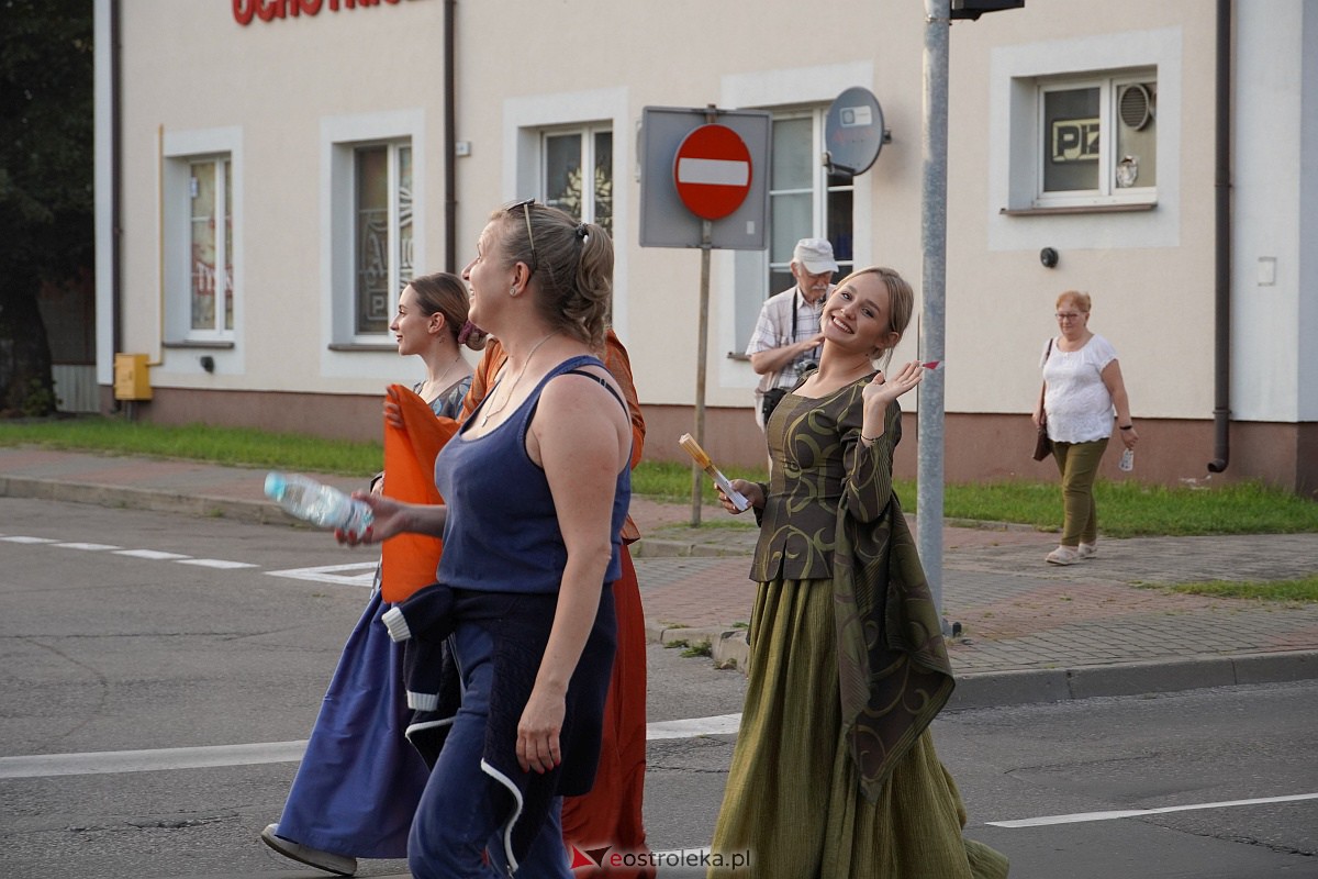 InQbator 2023: Barwna parada teatralnej trupy ulicami Ostrołęki [8.09.2023] - zdjęcie #65 - eOstroleka.pl