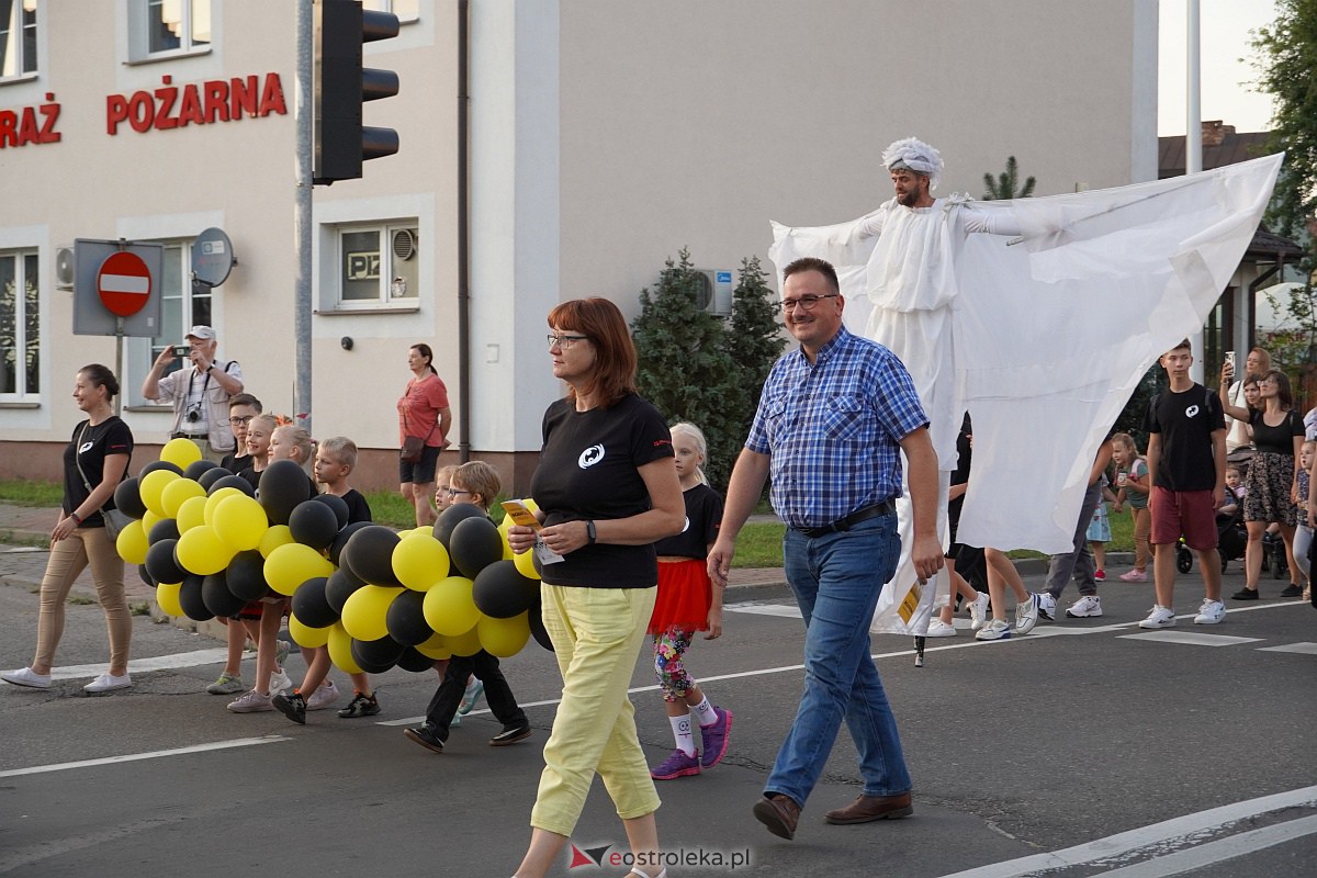 InQbator 2023: Barwna parada teatralnej trupy ulicami Ostrołęki [8.09.2023] - zdjęcie #39 - eOstroleka.pl