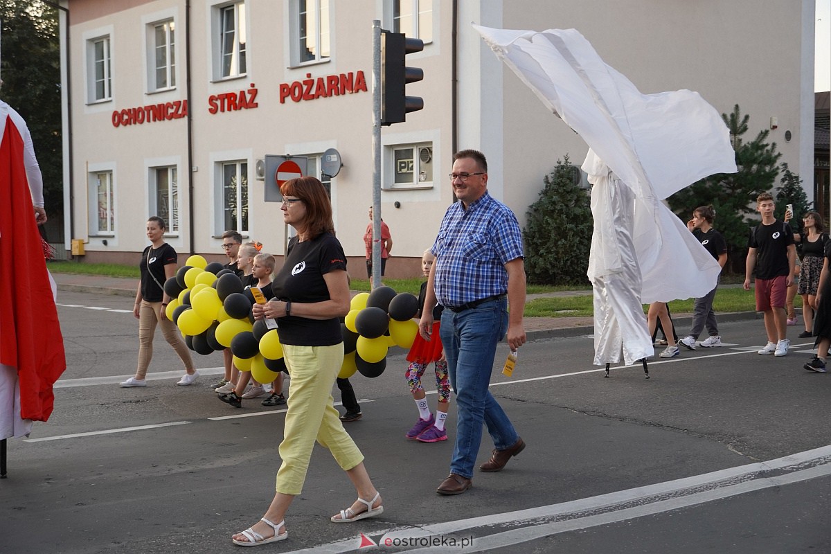 InQbator 2023: Barwna parada teatralnej trupy ulicami Ostrołęki [8.09.2023] - zdjęcie #68 - eOstroleka.pl