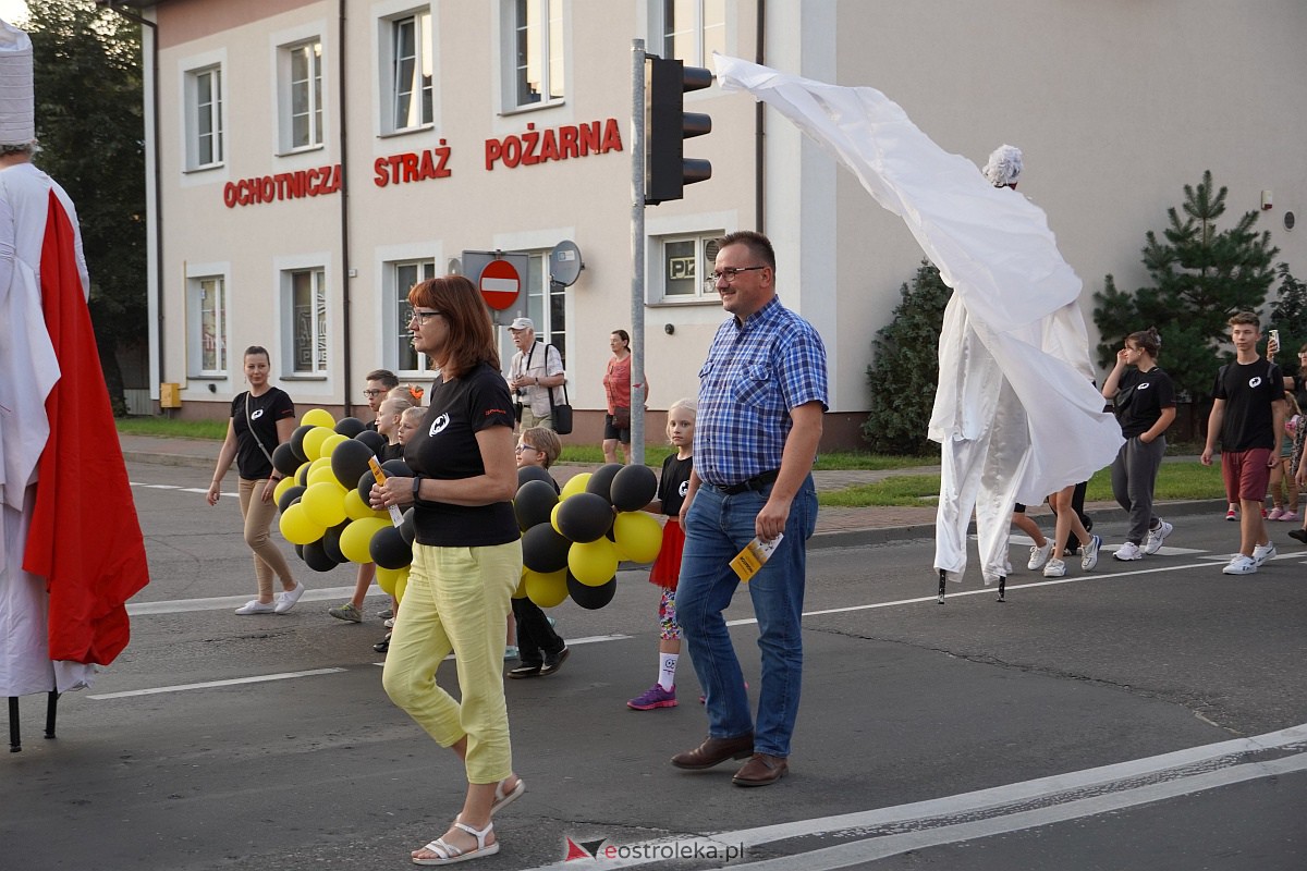 InQbator 2023: Barwna parada teatralnej trupy ulicami Ostrołęki [8.09.2023] - zdjęcie #69 - eOstroleka.pl