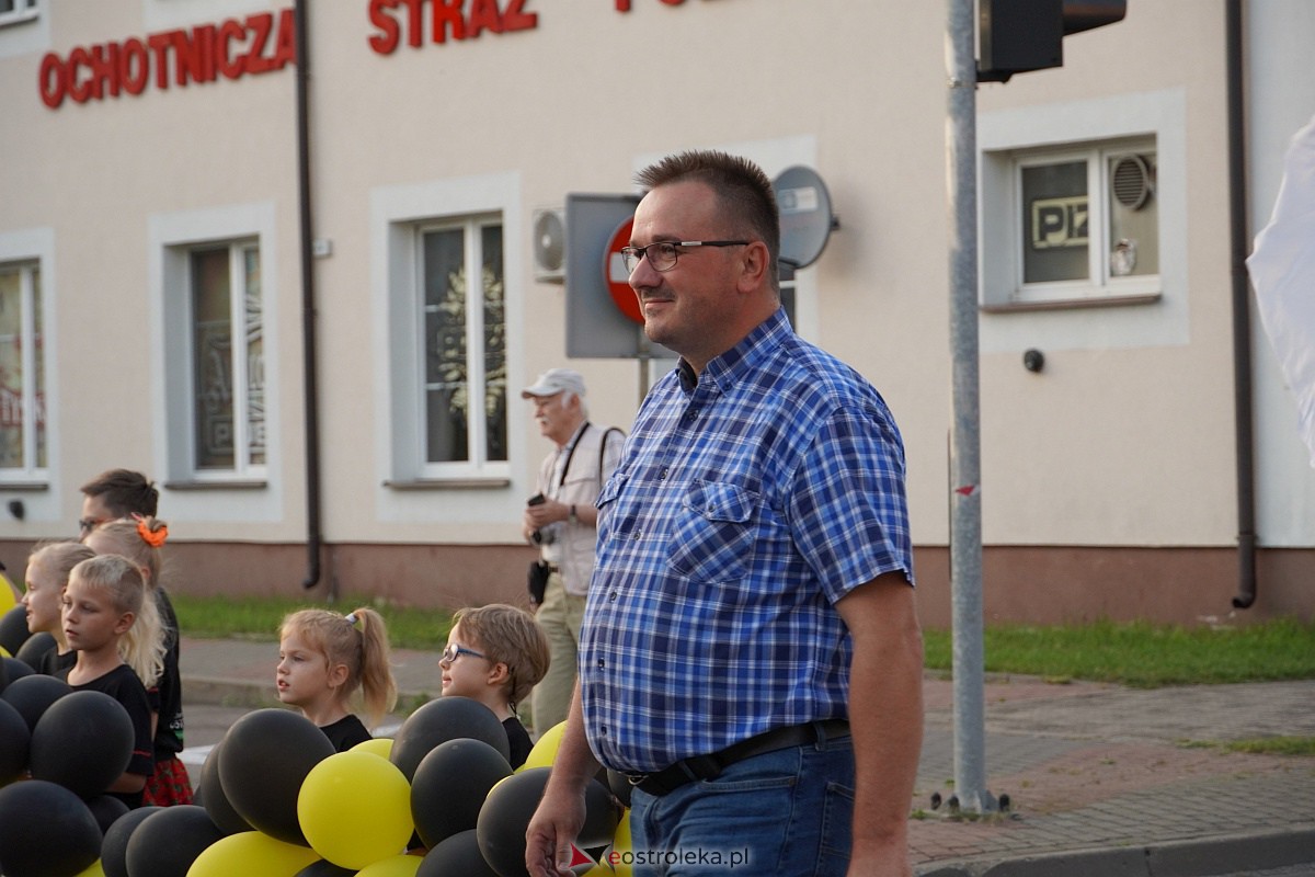 InQbator 2023: Barwna parada teatralnej trupy ulicami Ostrołęki [8.09.2023] - zdjęcie #70 - eOstroleka.pl