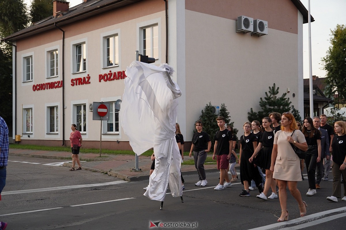 InQbator 2023: Barwna parada teatralnej trupy ulicami Ostrołęki [8.09.2023] - zdjęcie #34 - eOstroleka.pl