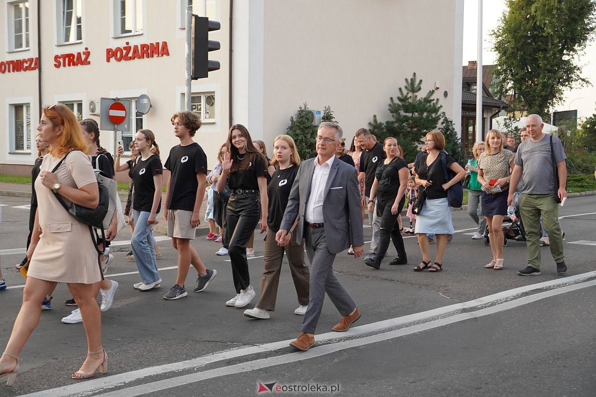 InQbator 2023: Barwna parada teatralnej trupy ulicami Ostrołęki [8.09.2023] - zdjęcie #33 - eOstroleka.pl