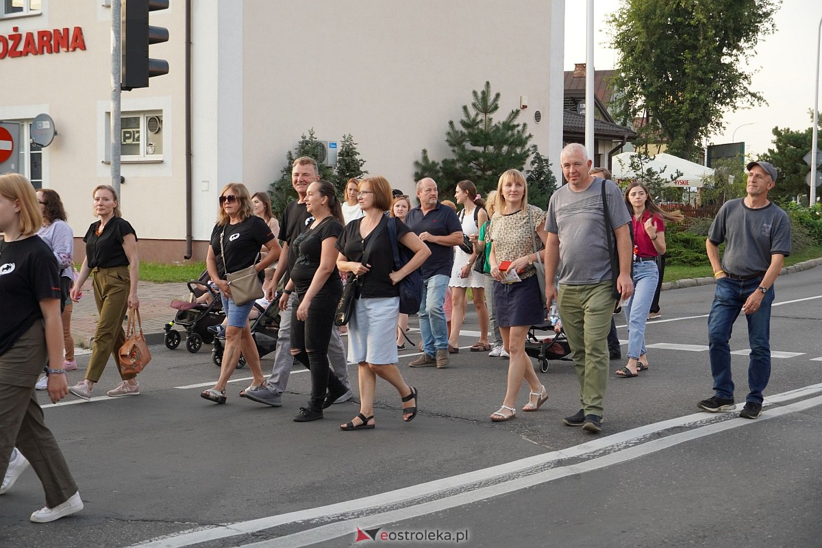 InQbator 2023: Barwna parada teatralnej trupy ulicami Ostrołęki [8.09.2023] - zdjęcie #74 - eOstroleka.pl