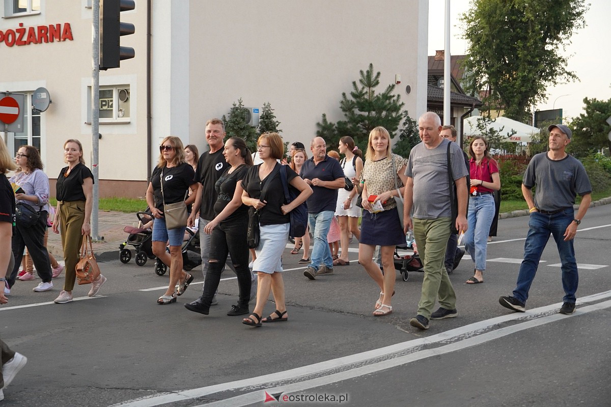 InQbator 2023: Barwna parada teatralnej trupy ulicami Ostrołęki [8.09.2023] - zdjęcie #75 - eOstroleka.pl