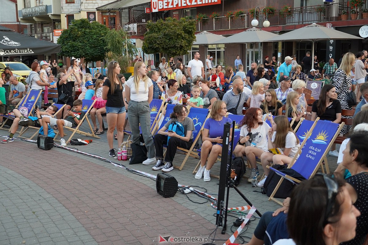 InQbator 2023: Barwna parada teatralnej trupy ulicami Ostrołęki [8.09.2023] - zdjęcie #76 - eOstroleka.pl