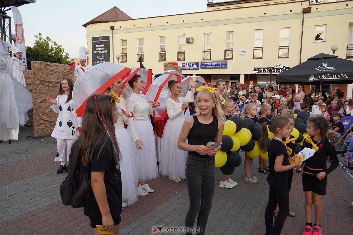 InQbator 2023: Barwna parada teatralnej trupy ulicami Ostrołęki [8.09.2023] - zdjęcie #92 - eOstroleka.pl