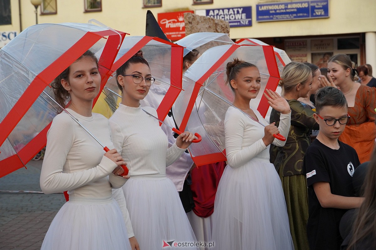 InQbator 2023: Barwna parada teatralnej trupy ulicami Ostrołęki [8.09.2023] - zdjęcie #94 - eOstroleka.pl