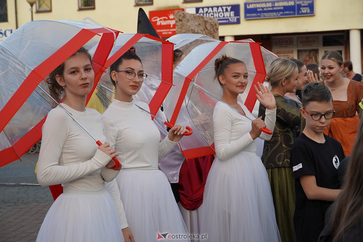 InQbator 2023: Barwna parada teatralnej trupy ulicami Ostrołęki [8.09.2023] - zdjęcie #95 - eOstroleka.pl