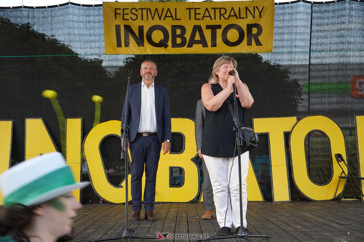 InQbator 2023: Barwna parada teatralnej trupy ulicami Ostrołęki [8.09.2023] - zdjęcie #99 - eOstroleka.pl