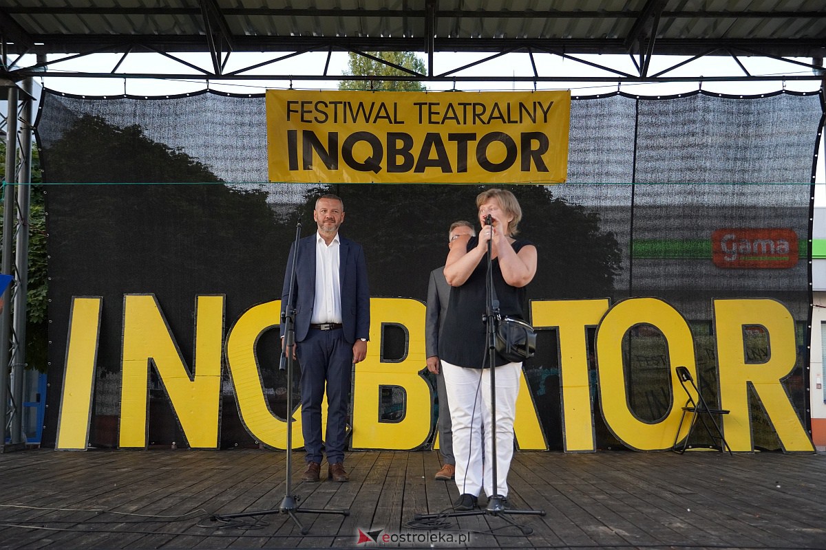 InQbator 2023: Barwna parada teatralnej trupy ulicami Ostrołęki [8.09.2023] - zdjęcie #102 - eOstroleka.pl