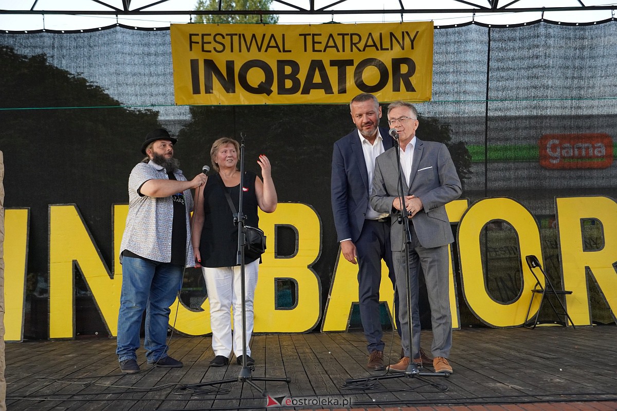 InQbator 2023: Barwna parada teatralnej trupy ulicami Ostrołęki [8.09.2023] - zdjęcie #105 - eOstroleka.pl