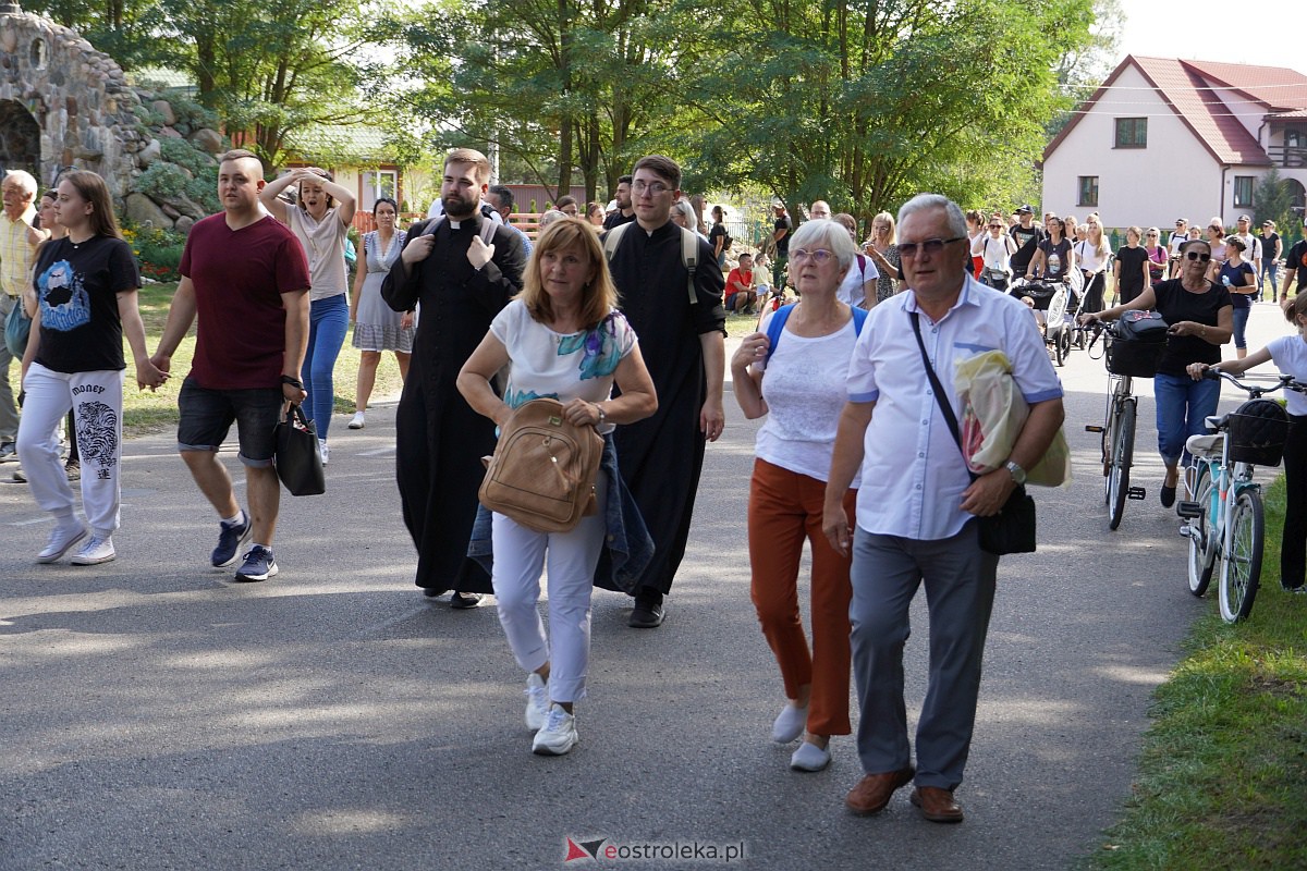 Pielgrzymka do Dąbrówki 2023 [10.09.2023] - zdjęcie #213 - eOstroleka.pl