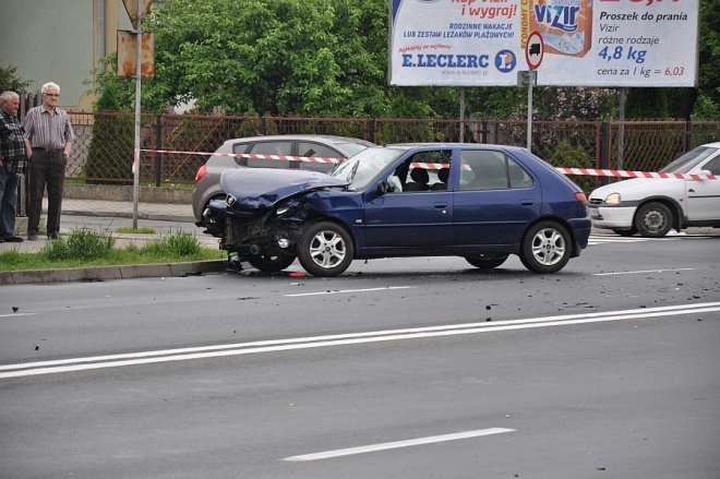 Wypadek na ul. 11 Listopada (23.05.2011) - zdjęcie #3 - eOstroleka.pl