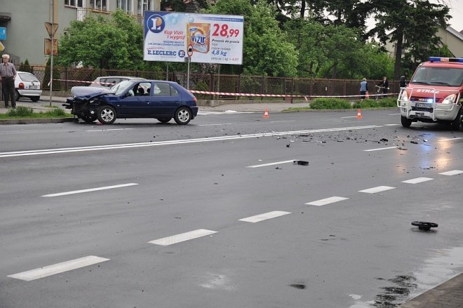 Wypadek na ul. 11 Listopada (23.05.2011) - zdjęcie #4 - eOstroleka.pl