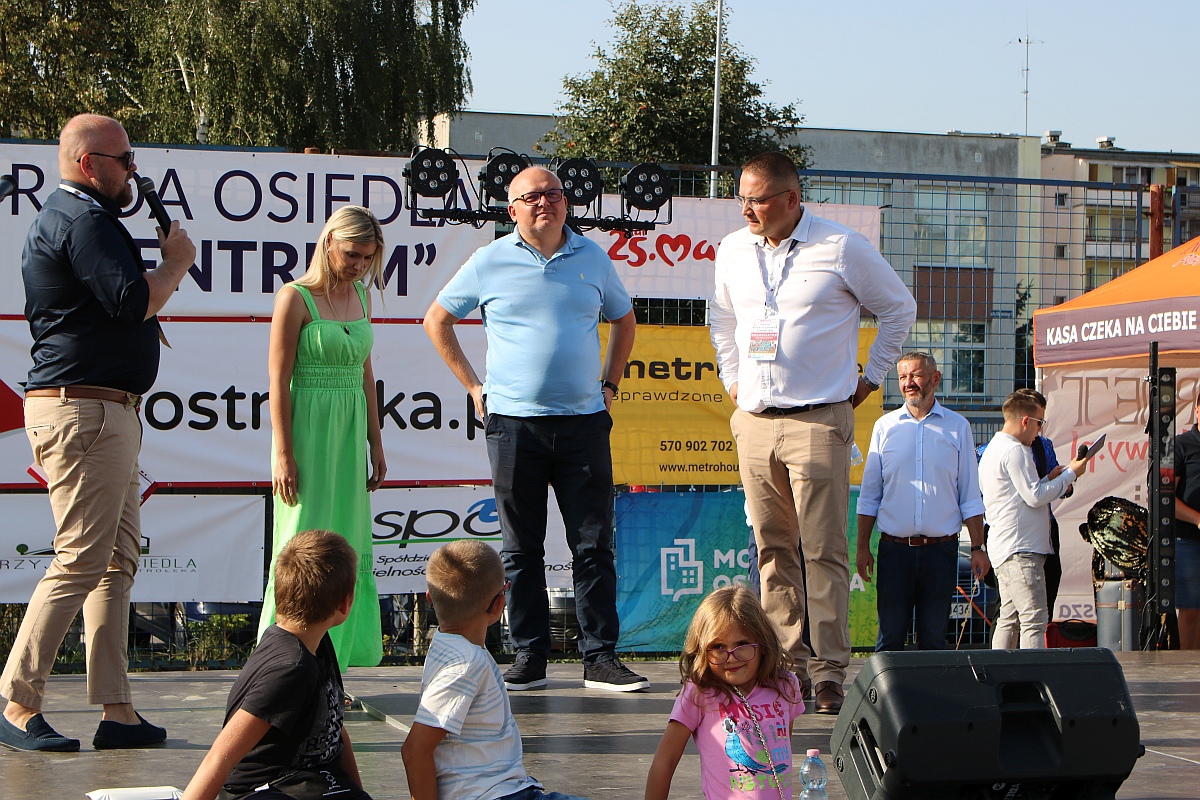 Festyn rodzinny na Osiedlu Centrum. Oko w oko z dinozaurem [10.09.2023] - zdjęcie #2 - eOstroleka.pl