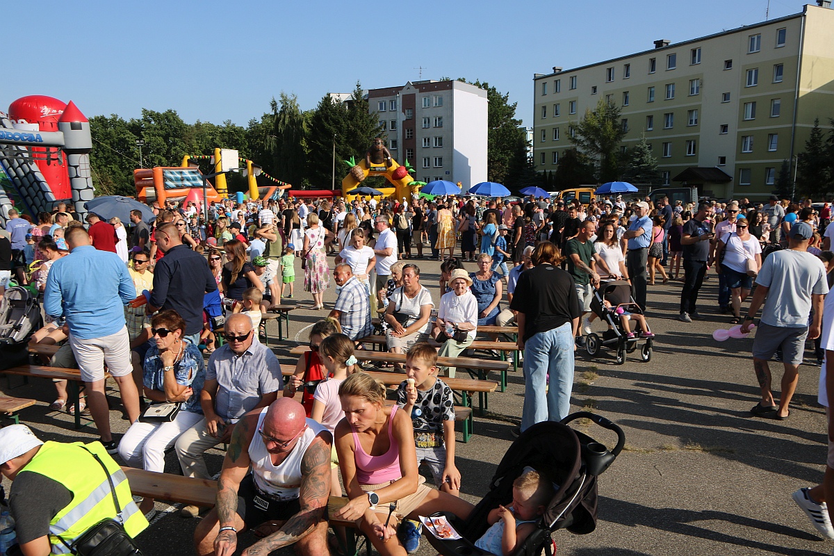 Festyn rodzinny na Osiedlu Centrum. Oko w oko z dinozaurem [10.09.2023] - zdjęcie #4 - eOstroleka.pl