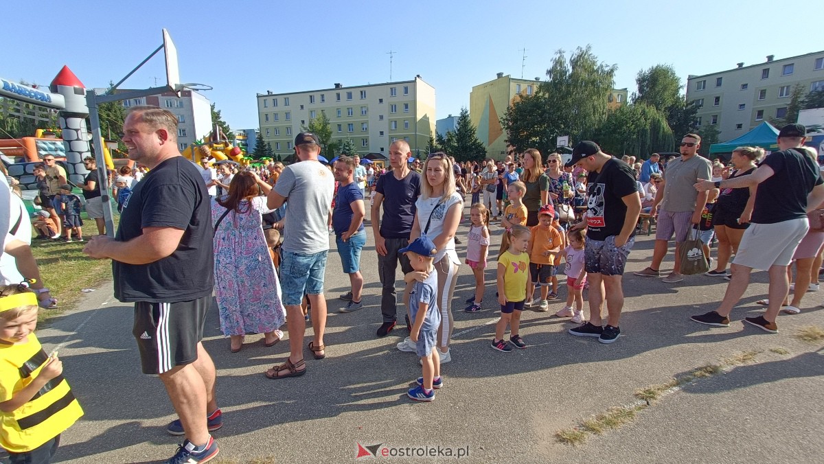 Festyn rodzinny na Osiedlu Centrum. Oko w oko z dinozaurem [10.09.2023] - zdjęcie #4 - eOstroleka.pl