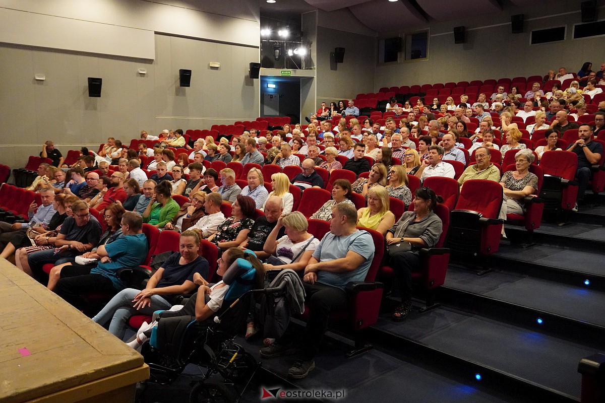 Dwie połówki pomarańczy - spektakl w OCK [11.09.2023] - zdjęcie #51 - eOstroleka.pl