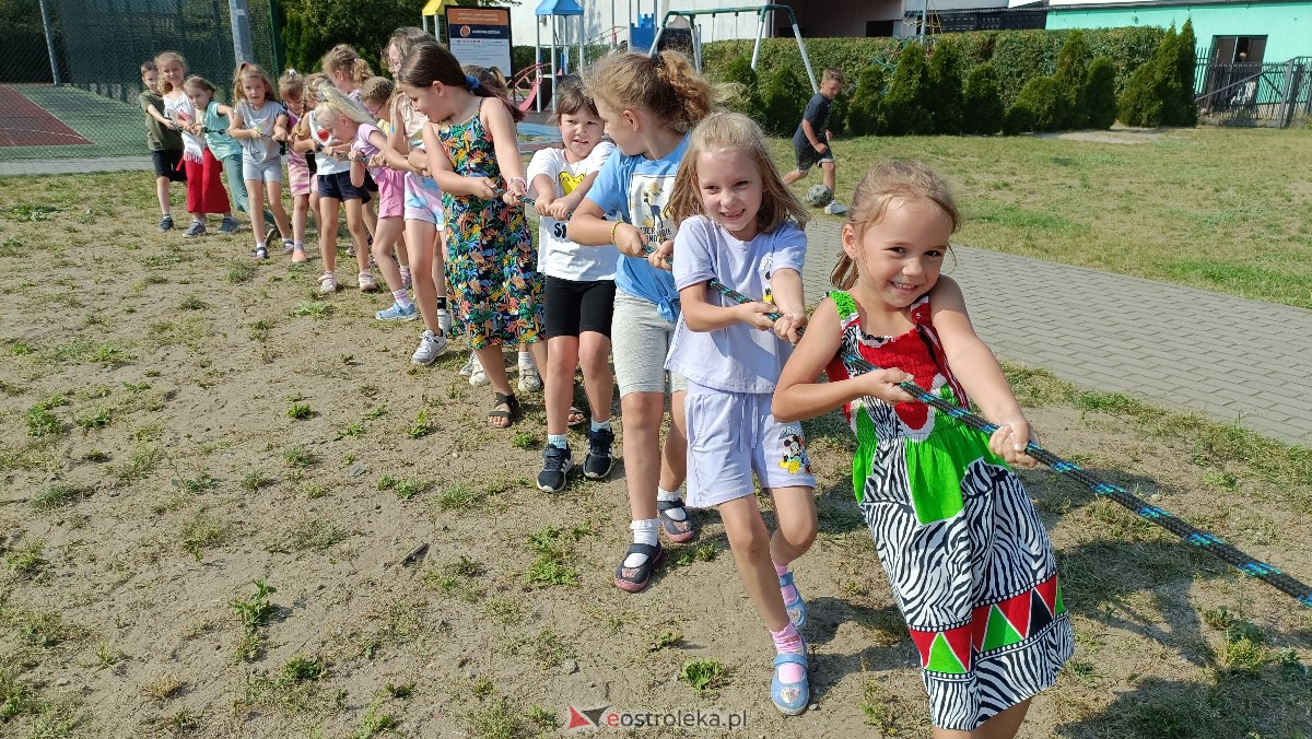 Piknik ekologiczny w “jedynce”. Dzieci uczyły się o ochronie środowiska [13.09.2023] - zdjęcie #4 - eOstroleka.pl