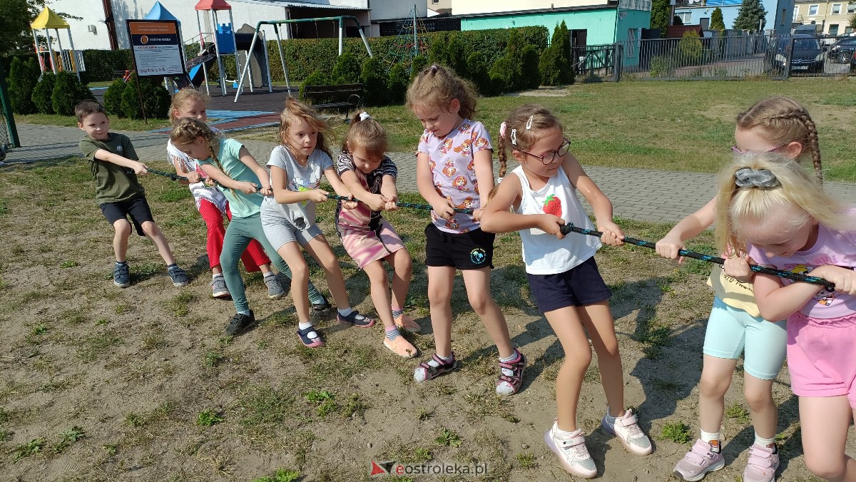 Piknik ekologiczny w “jedynce”. Dzieci uczyły się o ochronie środowiska [13.09.2023] - zdjęcie #6 - eOstroleka.pl