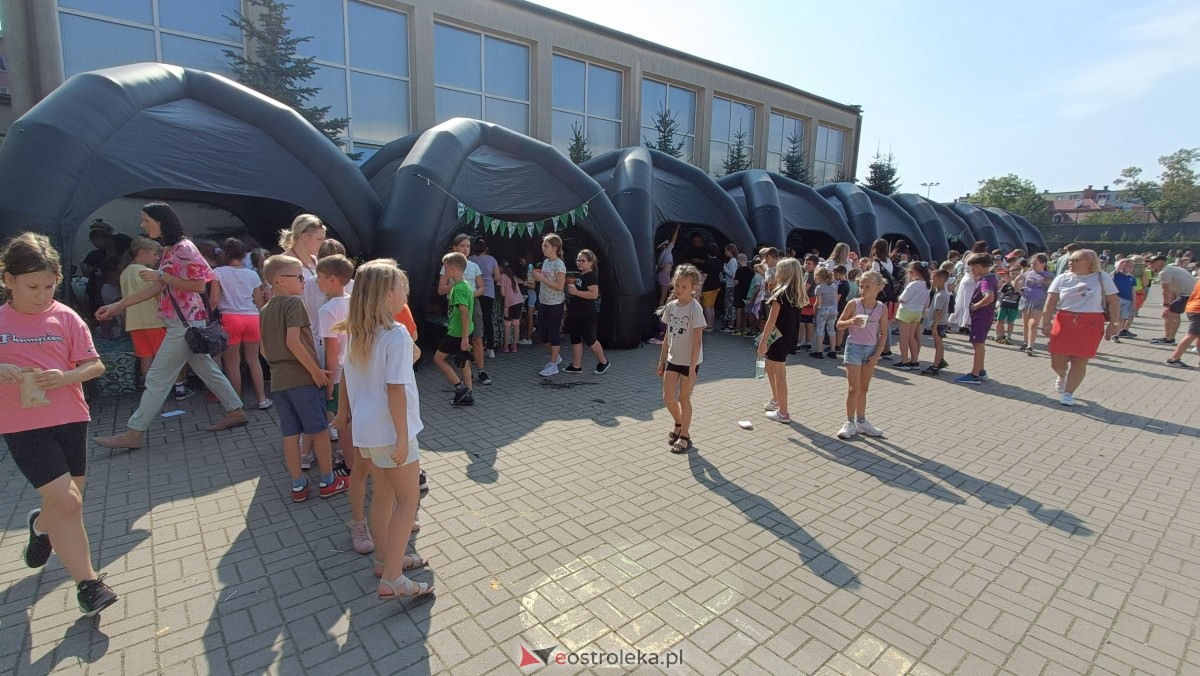 Piknik ekologiczny w “jedynce”. Dzieci uczyły się o ochronie środowiska [13.09.2023] - zdjęcie #70 - eOstroleka.pl