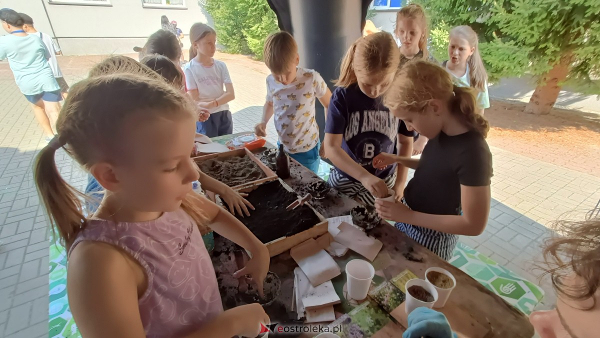 Piknik ekologiczny w “jedynce”. Dzieci uczyły się o ochronie środowiska [13.09.2023] - zdjęcie #24 - eOstroleka.pl