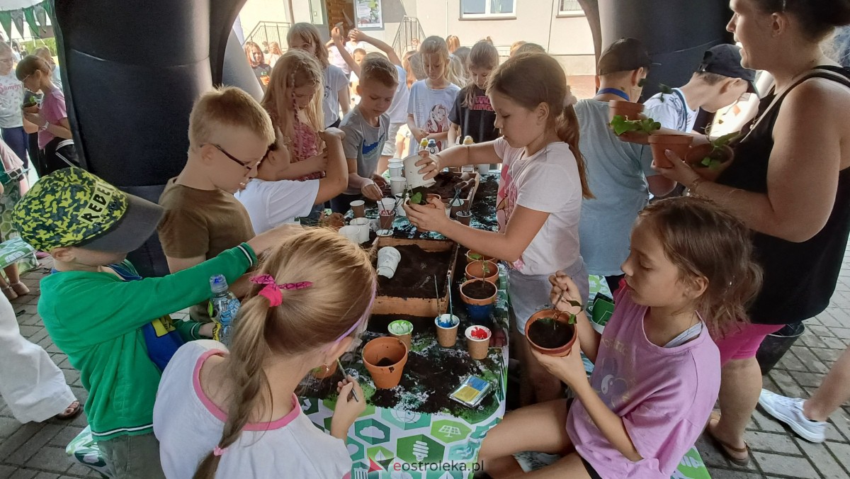 Piknik ekologiczny w “jedynce”. Dzieci uczyły się o ochronie środowiska [13.09.2023] - zdjęcie #64 - eOstroleka.pl