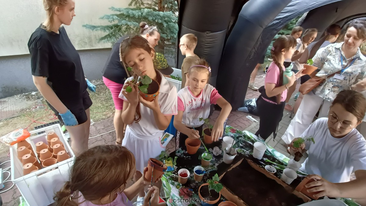 Piknik ekologiczny w “jedynce”. Dzieci uczyły się o ochronie środowiska [13.09.2023] - zdjęcie #62 - eOstroleka.pl