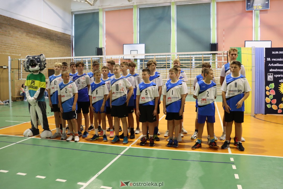 XVIII Szkolny Turniej Piłki Siatkowej im. Arkadiusza Gołasia [15.09.2023] - zdjęcie #3 - eOstroleka.pl