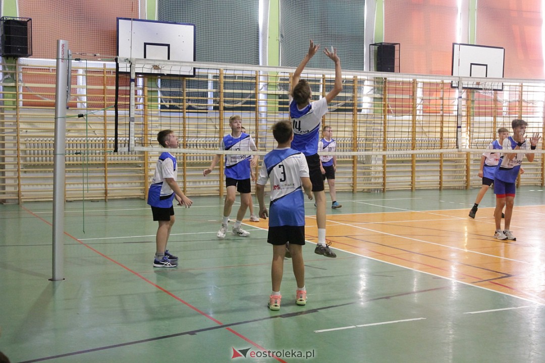 XVIII Szkolny Turniej Piłki Siatkowej im. Arkadiusza Gołasia [15.09.2023] - zdjęcie #36 - eOstroleka.pl