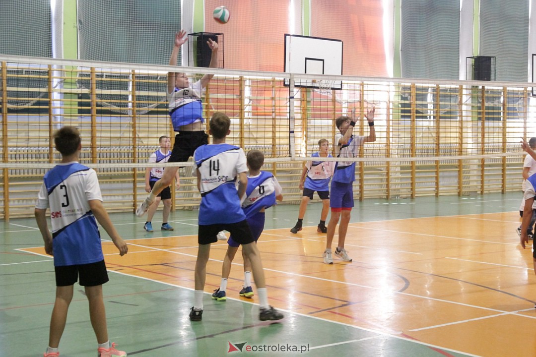 XVIII Szkolny Turniej Piłki Siatkowej im. Arkadiusza Gołasia [15.09.2023] - zdjęcie #37 - eOstroleka.pl