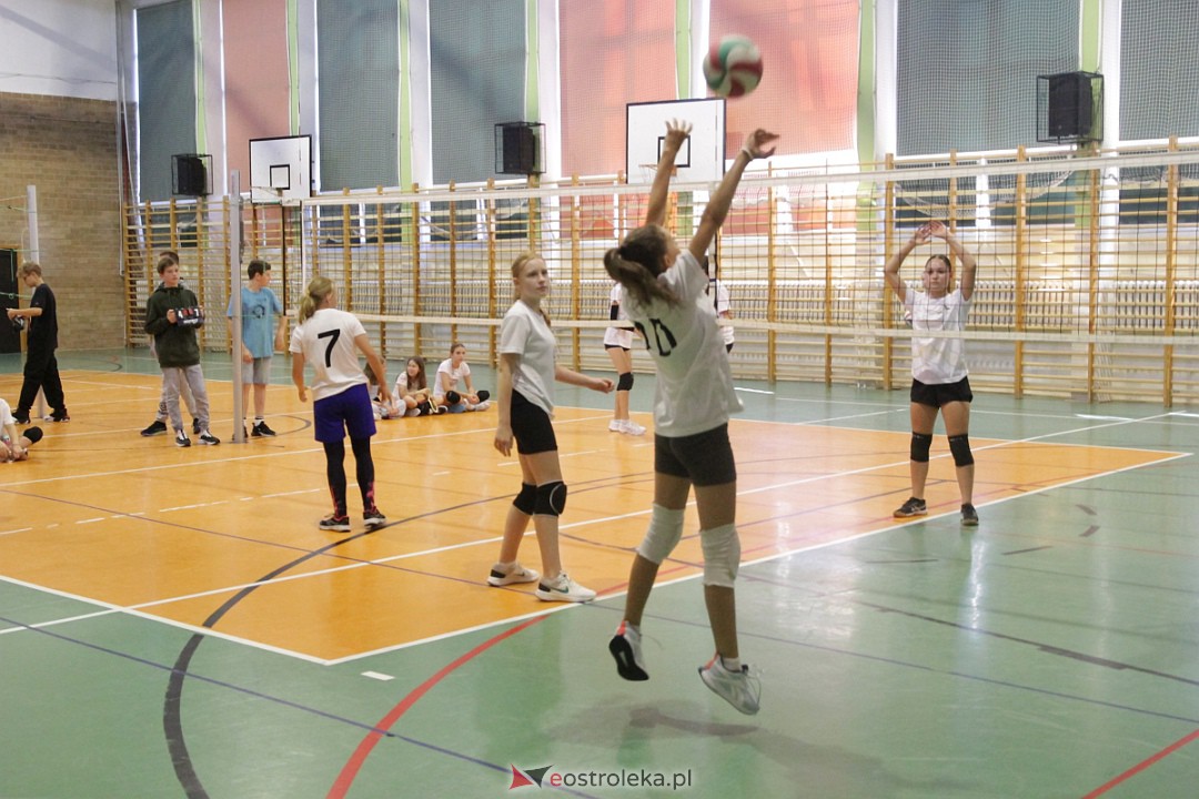 XVIII Szkolny Turniej Piłki Siatkowej im. Arkadiusza Gołasia [15.09.2023] - zdjęcie #40 - eOstroleka.pl
