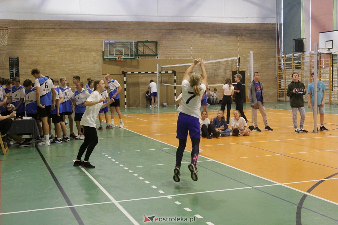 XVIII Szkolny Turniej Piłki Siatkowej im. Arkadiusza Gołasia [15.09.2023] - zdjęcie #43 - eOstroleka.pl