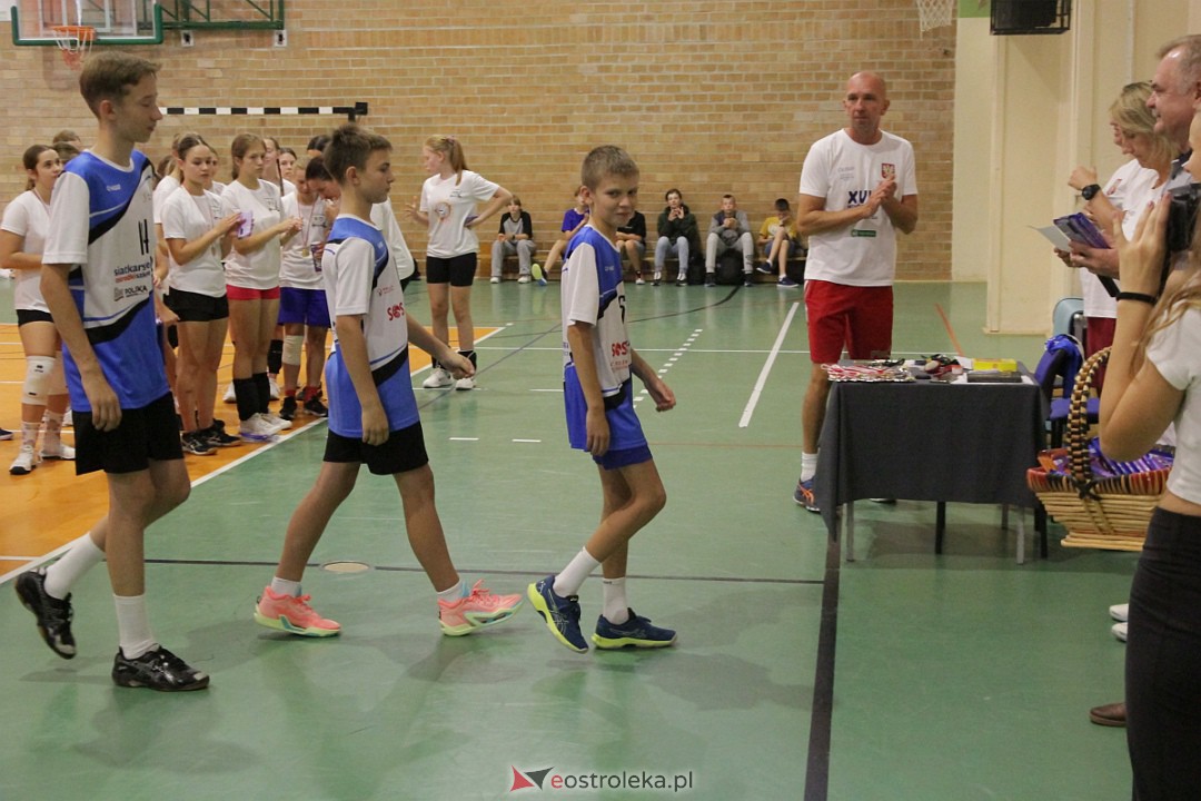 XVIII Szkolny Turniej Piłki Siatkowej im. Arkadiusza Gołasia [15.09.2023] - zdjęcie #56 - eOstroleka.pl