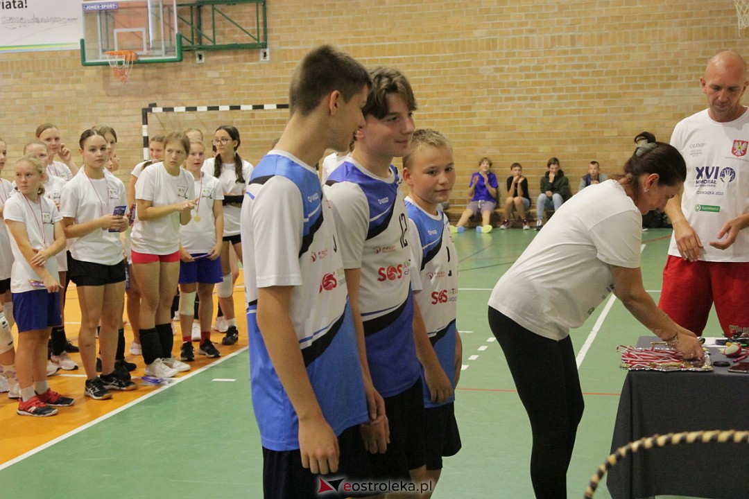 XVIII Szkolny Turniej Piłki Siatkowej im. Arkadiusza Gołasia [15.09.2023] - zdjęcie #51 - eOstroleka.pl