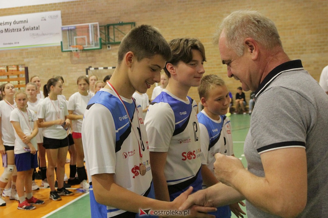 XVIII Szkolny Turniej Piłki Siatkowej im. Arkadiusza Gołasia [15.09.2023] - zdjęcie #48 - eOstroleka.pl