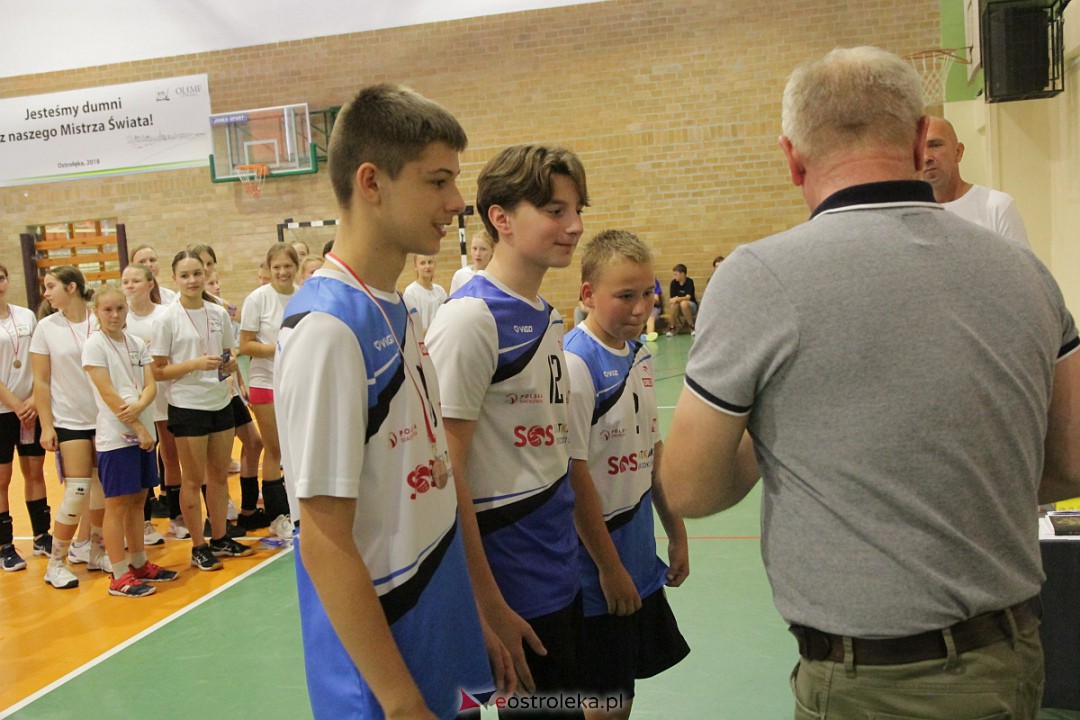 XVIII Szkolny Turniej Piłki Siatkowej im. Arkadiusza Gołasia [15.09.2023] - zdjęcie #47 - eOstroleka.pl