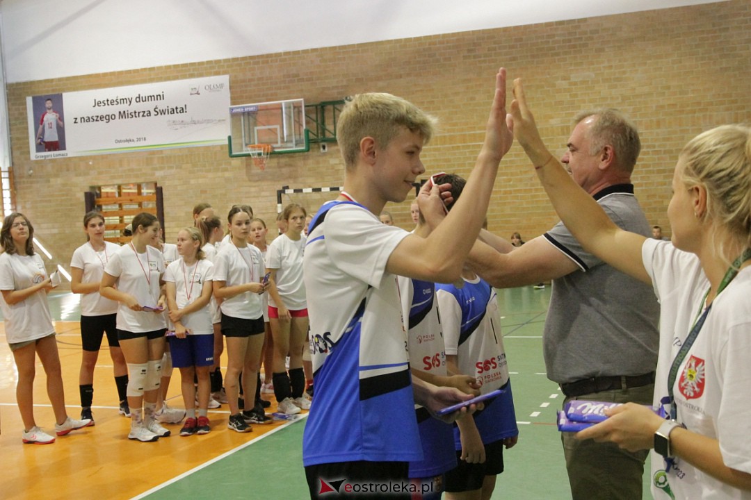 XVIII Szkolny Turniej Piłki Siatkowej im. Arkadiusza Gołasia [15.09.2023] - zdjęcie #60 - eOstroleka.pl